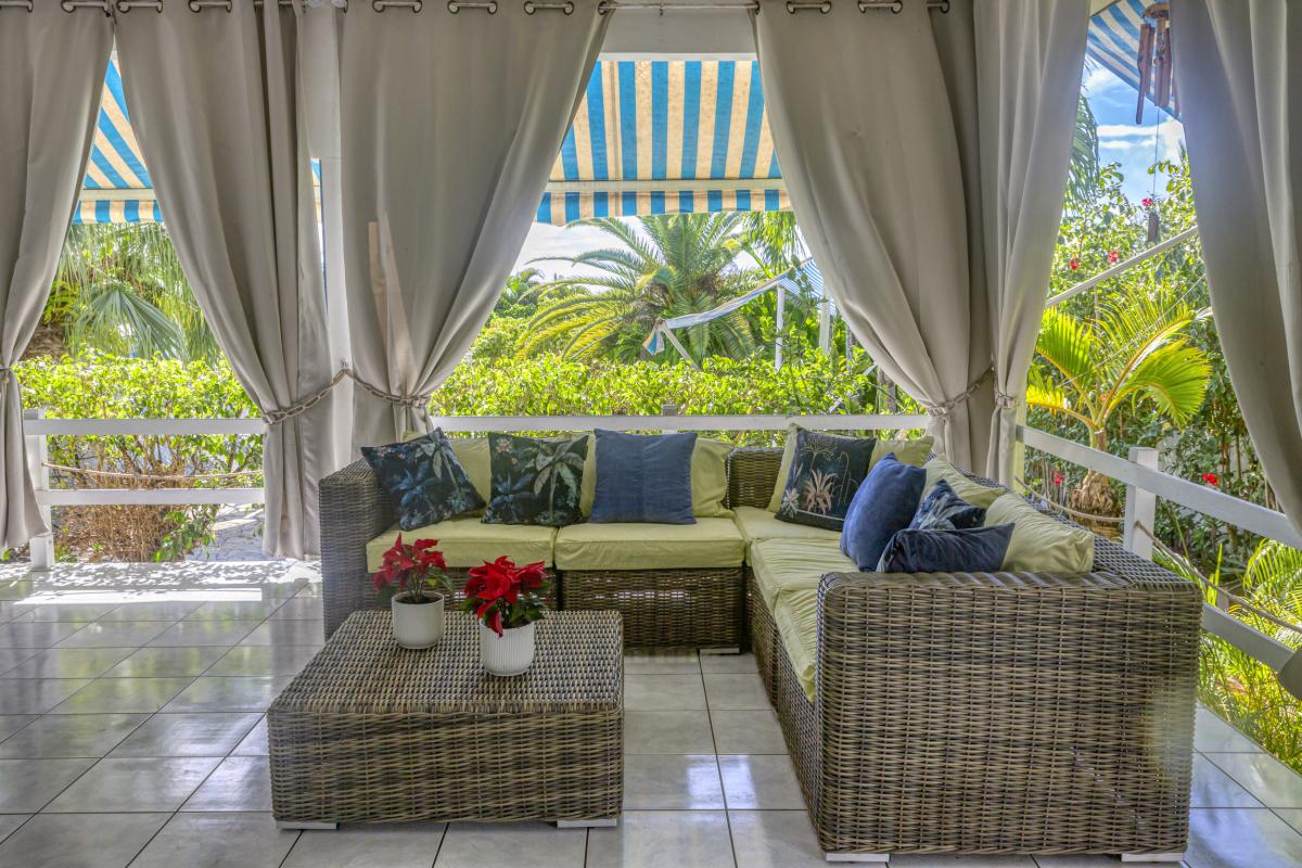 11.Location villa piscine Sainte Anne Gudaeloupe_Terrasse